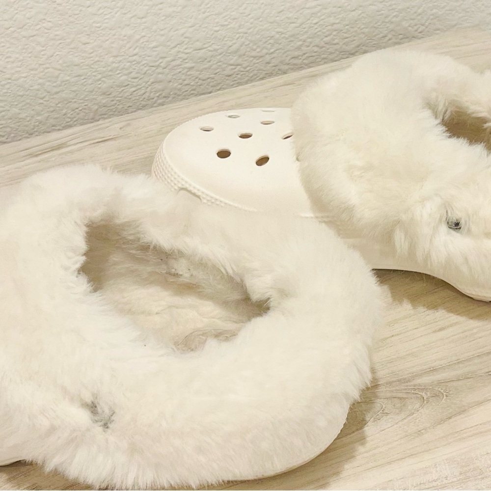 Crocs Classic Lined Clogs White Faux Fur Cozy Slippers | Women’s - Picture 4 of 6